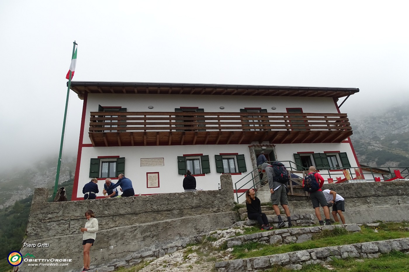 28 Al Rif. Bietti (1719 m) la nebbia non molla.JPG